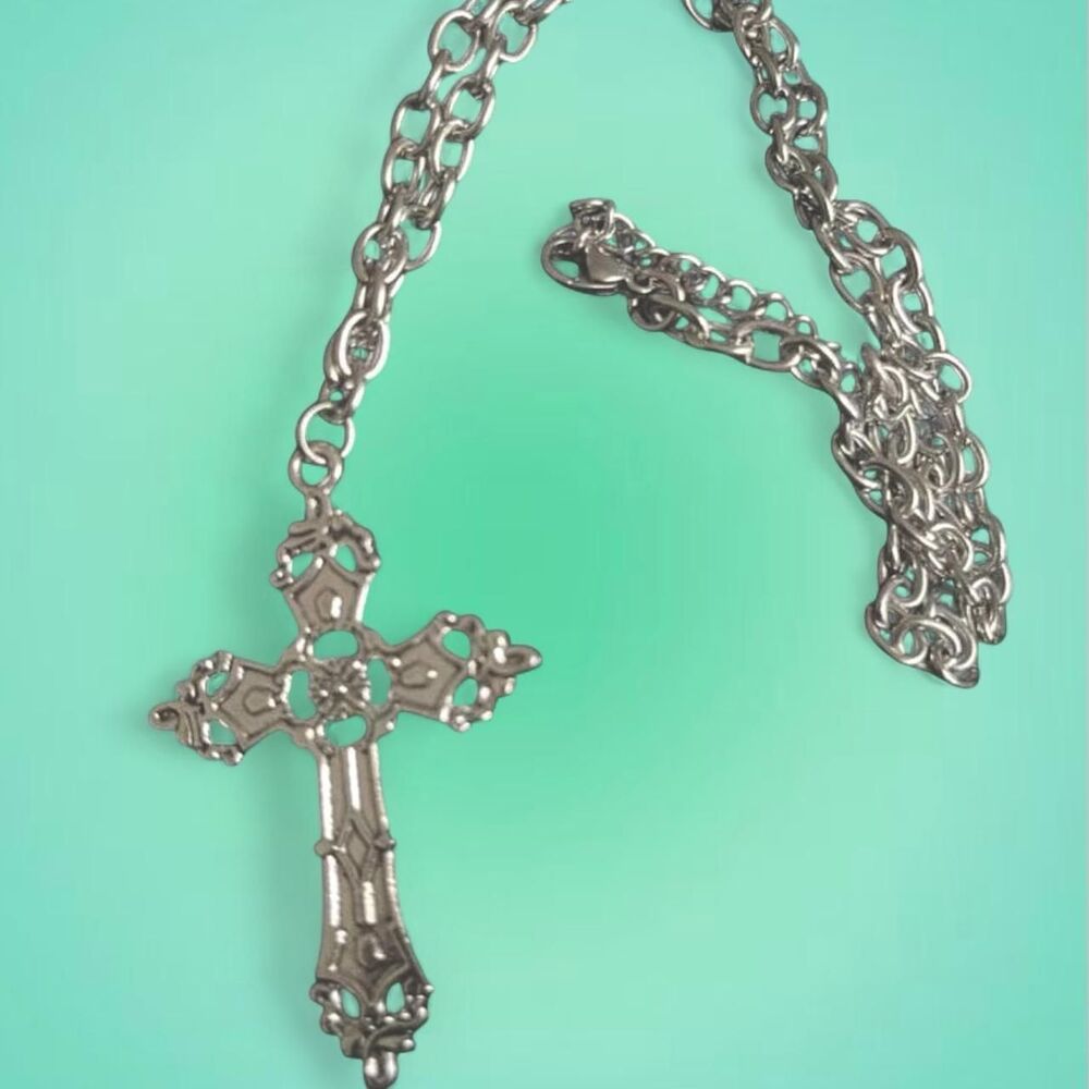 2000s style silver cross chain necklace✝️